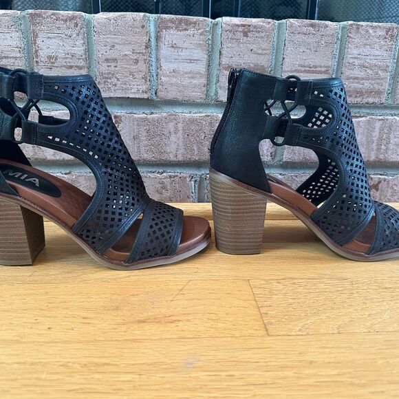 MIA Black Heeled Sandals with Perforated Design - Picture 2 of 9